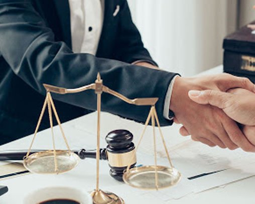 a handshake between a client and a business lawyer